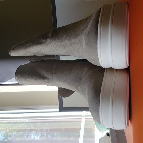 NIB - J/Slides taupe double zip ankle boots - Picture 8 of 15